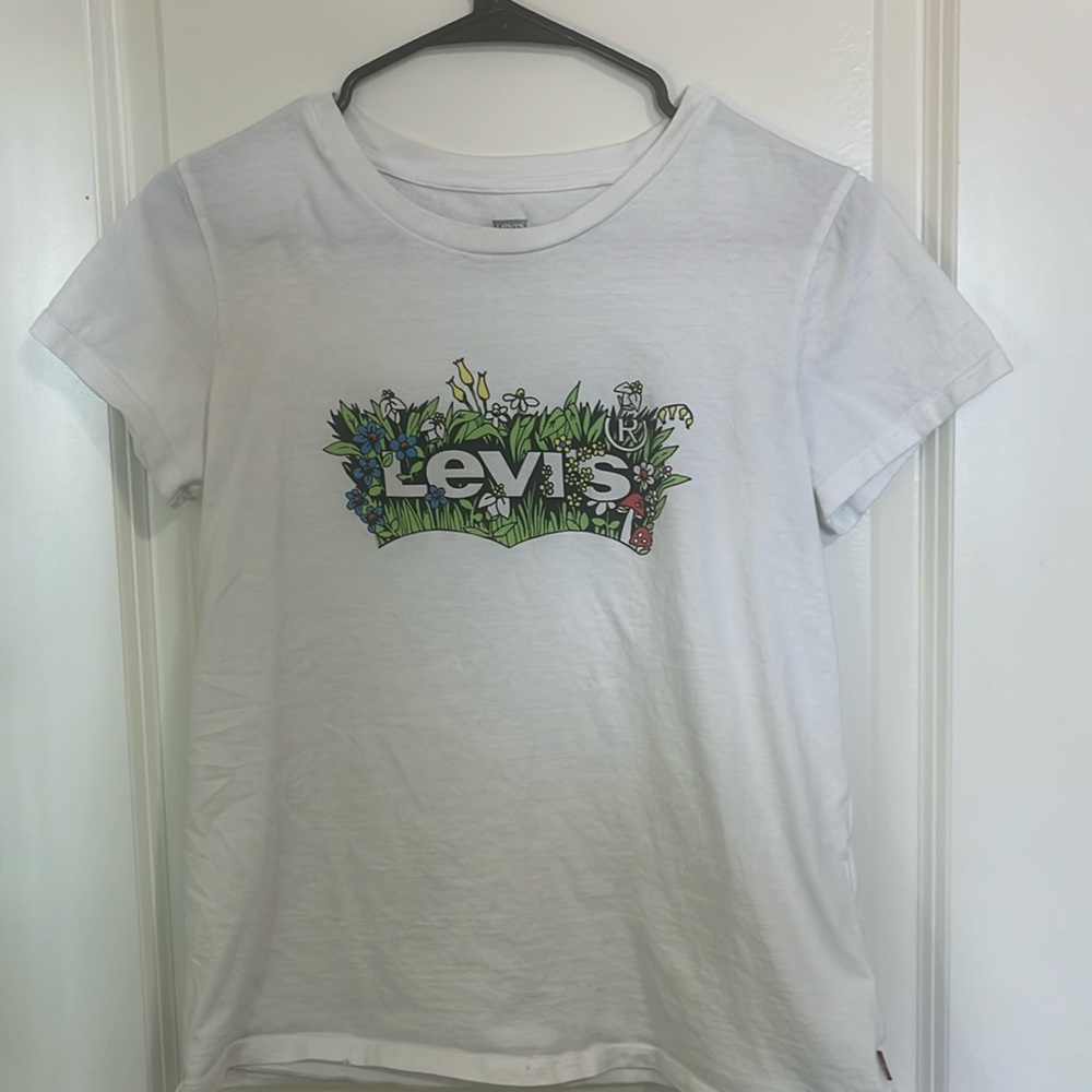 White kids Levi’s T-shirt!